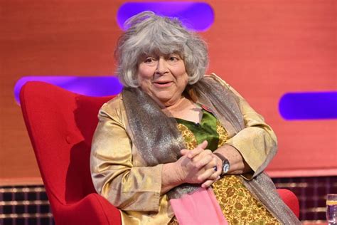 Miriam Margolyes gloriously poses topless as Vogues cover star。